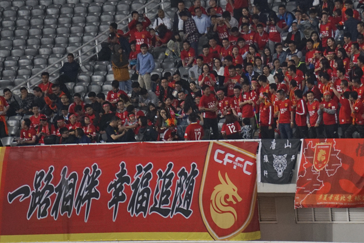 开云体育网页版-南北对决！国内足球场上战火连连