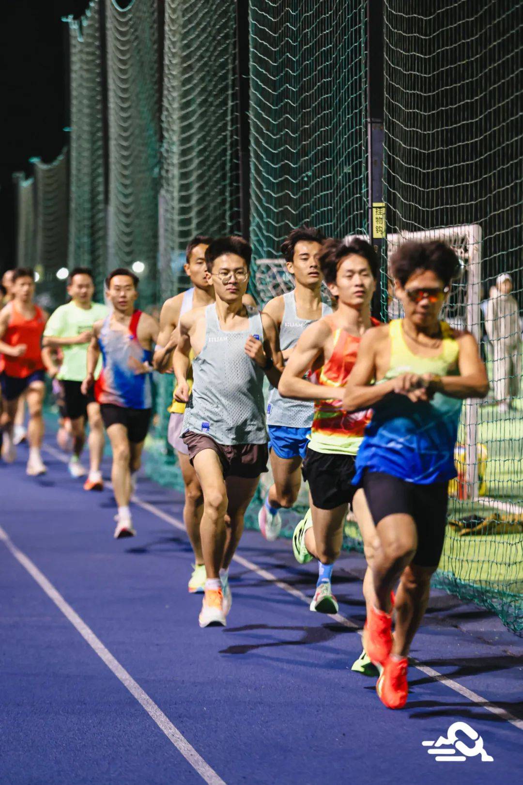 运动员豪情满怀，毅力拼搏，冲刺终点赢得成功
