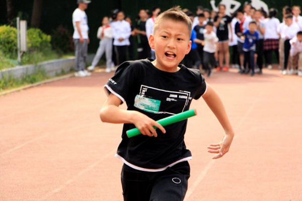 阿根廷运动员奋勇拼搏，克服困难