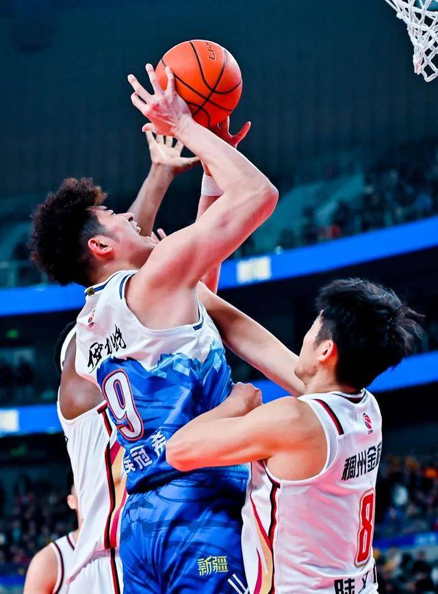 开云体育官网入口-新疆男篮经过激烈对决，成功击败江苏队晋级